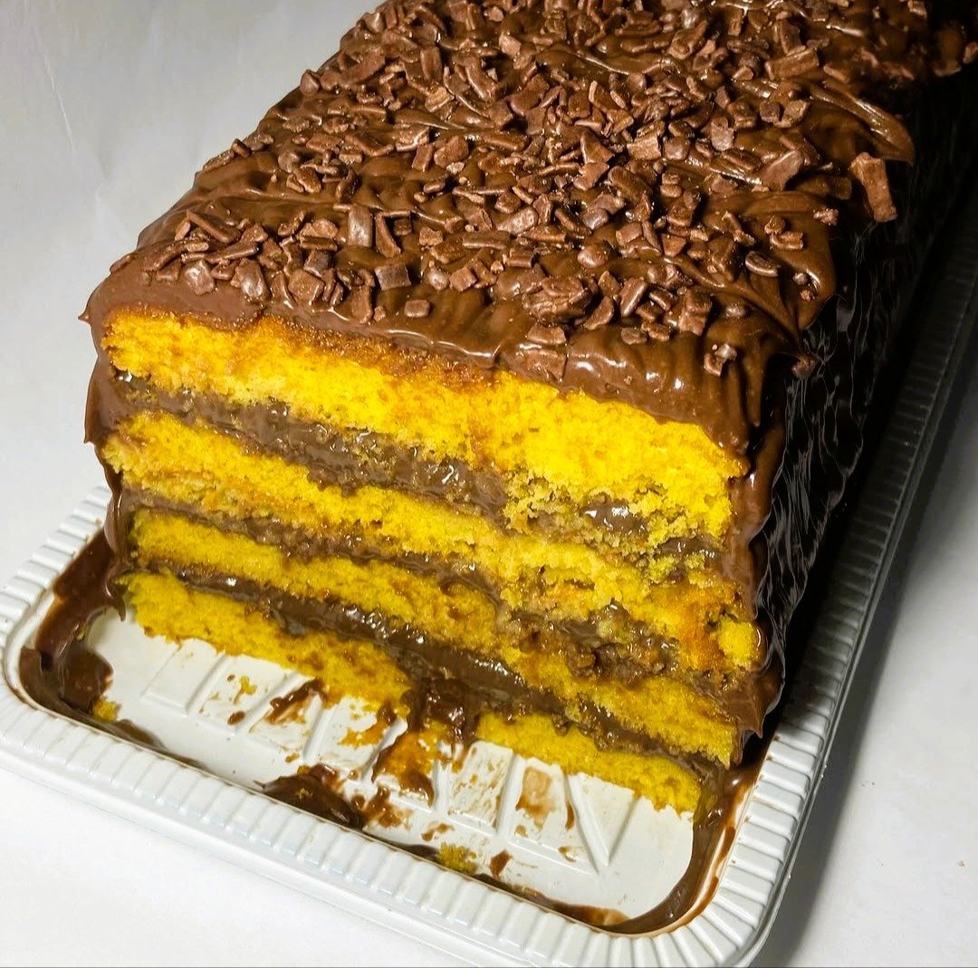 Bolo de cenoura com chocolate cortado, mostrando camadas